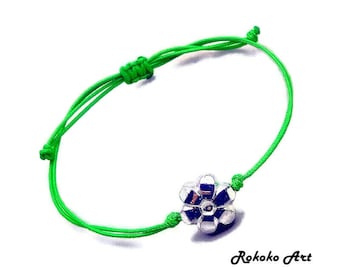 Pulsera de dijes de flores. Pulsera de hilo verde. Nudo ajustable. Joyería hecha a mano unisex. Regalo de amistad. Pulsera de deseos. Regalo de dama de honor. Pulsera.