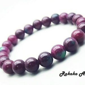 Peut inclure: Un bracelet composé de perles rondes de pierres précieuses violettes et vertes.