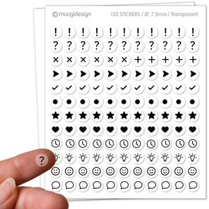 Könnte beinhalten: Bogen mit 132 transparenten Aufklebern, jeweils 7,5 mm Durchmesser, mit schwarzen Symbolen auf weißen Kreisen. Symbole umfassen Ausrufezeichen, Fragezeichen, Pfeile, Häkchen, Punkte, Sterne, Herzen, Uhren, Glühbirnen, Smileys und Sprechblasen.