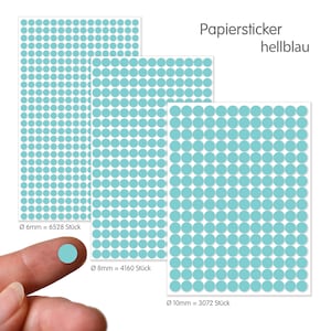 Op de afbeelding: Drie vellen lichtblauwe stipstickers in verschillende maten. De kleinste stippen zijn 6 mm in diameter, de middelste stippen zijn 8 mm en de grootste stippen zijn 10 mm. De tekst luidt 'Papiersticker hellblau'.