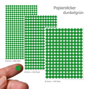 Op de afbeelding: Drie vellen donkergroene stipstickers in verschillende maten: 6 mm (408 stickers), 8 mm (260 stickers) en 10 mm (192 stickers). De tekst "Papiersticker dunkelgrün" staat bovenaan. Een vinger houdt een groene sticker vast.