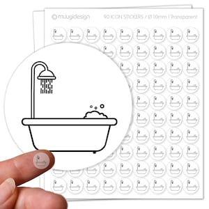 Op de afbeelding: Een vel met 90 transparante, ronde stickers met een zwarte lijntekening van een badkuip met een douchekop. De stickers hebben een diameter van 10 mm en zijn transparant. De tekst "90 ICON STICKERS / Ø 10mm | Transparent" is op het vel gedrukt.