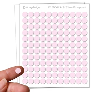 Könnte beinhalten: Blatt mit 132 transparenten, rosa runden Aufklebern, jeweils 7,5 mm Durchmesser. Die Aufkleber sind in Reihen und Spalten auf weißem Hintergrund angeordnet. Der Text "132 STICKERS / Ø 7,5mm | Transparent" ist oben aufgedruckt.