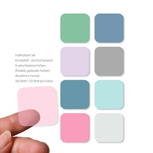 Op de afbeelding: Een set van acht pastelkleurige plaknotities, elk 4,5 cm x 4,5 cm, met een doorschijnende kwaliteit. De kleuren zijn groen, blauw, lavendel, grijs, blauwgroen, lichtblauw, roze en wit. De tekst luidt "Haftnotizen Set, Kunststoff - durchscheinend, 8 verschiedene Farben, (Pastells gedeckte Farben), 45x45mm Format, 160 Blatt / 20 Blatt pro Farbe."