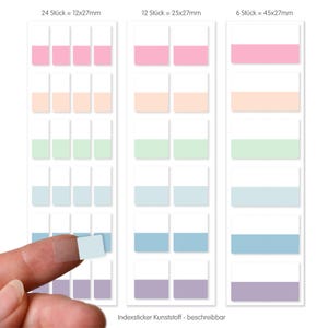Könnte beinhalten: Eine Auswahl an rechteckigen Haftnotizen in Rosa, Pfirsich, Grün, Blau und Lila. Die Notizen sind in Spalten angeordnet, mit den Abmessungen und der Menge jedes Sets, die oben angegeben sind. Der Text "Indexsticker Kunststoff - beschreibbar" befindet sich unten.