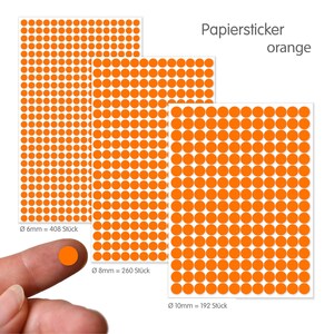 Op de afbeelding: Oranje papieren stickers in drie maten: 6 mm, 8 mm en 10 mm diameter. De afbeelding toont vellen stickers en een enkele sticker op een vingertop. De tekst "Papiersticker orange" wordt weergegeven.