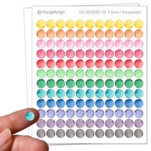 Könnte beinhalten: Bogen mit 132 transparenten Aufklebern, jeweils 7,5 mm Durchmesser, mit Kreisen im Aquarellstil in Regenbogenfarben. Die Aufkleber sind in Reihen und Spalten angeordnet. Text: 132 STICKERS / Ø 7,5mm | Transparent.