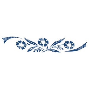 Può includere: Un disegno floreale blu con fiori e foglie stilizzati. Il disegno è simmetrico e ha un aspetto fluido e organico.