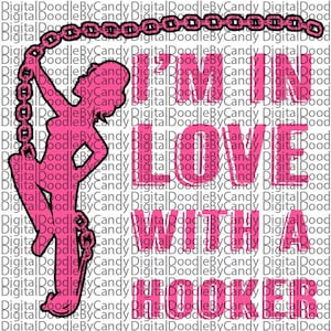 Könnte beinhalten: Rosa Grafik mit dem Text "I'M IN LOVE WITH A HOOKER" und einer Silhouette einer Person, die eine Kette hält. Die Wörter und die Figur sind vor einem sich wiederholenden Hintergrund von "Digital DoodleByCandy" platziert.
