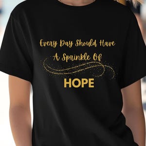 Jeder Tag sollte einen Sprenkel des Sonnenscheins haben Shirt Süßes positives Zitat T-Shirt Glückliches grafisches T-Shirt Sommer Vibes Geschenk für sie Retro Feel Good Shirt