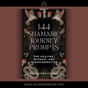 Puede incluir: Una portada de libro con fondo negro y una ilustración en verde oscuro, rojo y blanco de una serpiente, hongos y pájaros. El título es "144 Shamanic Journey Prompts" y el subtítulo es "For Healing, Wisdom, and Transformation". El autor es "By Juniper Stokes" y el sitio web es "www.alchemessence.com".