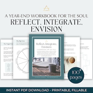Può includere: Un quaderno di lavoro blu-verde con il titolo "Reflect, Integrate, Envision: A Workbook for the Soul" e il testo "100+ pagine" sulla copertina. Il quaderno di lavoro è aperto su un tavolo di legno con una tazza di caffè e una candela.