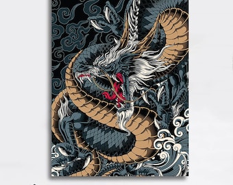 Op de afbeelding: Een zwarte en gouden draak met witte en rode accenten, met een gedetailleerd ontwerp van schubben en wolken. De draak is opgerold in een verdedigende positie, met zijn klauwen uitgestoken.