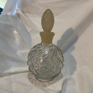 Antique Vanity  Decor Round Patterned Vintage Crystal Clear Glass Perfume Bottle with Stopper