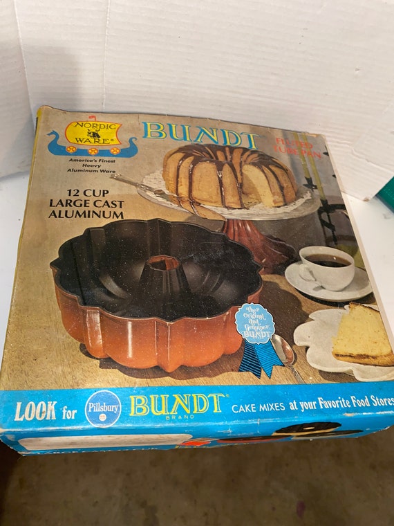 Vintage Mid Century Nordic Ware Large Cast Aluminum Bundt Cake Yellow  Exterior Baking Pan in the Original Box 