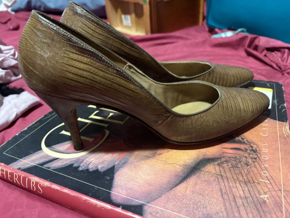 Authentic Vintage Ladies size 9 Genuine Alligator Skin Caramel Colored High Heels Pumps