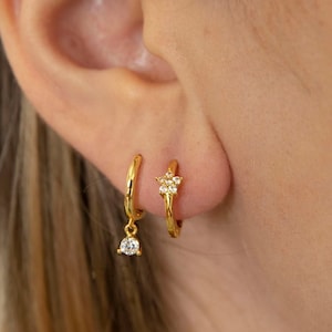 Blumen Creolen - Zierliche CZ Huggie Creolen - Sterling Silber Hoop Ohrring - Minimalistische Creolen - Tägliche Ohrringe