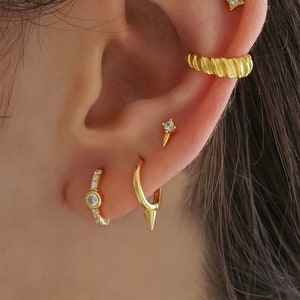 Zierlicher CZ Huggie Hoop Ohrring - Sterling Silber Hoop Ohrring - Minimalist Ohrring mit CZ