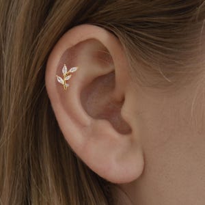 Leaf  stud earring - Sterling Silver Minimalist earrings - Perfect Daily earring