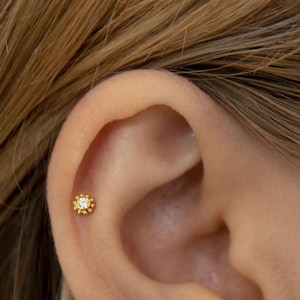 Tiny Flower Stud Earrings • 925 Sterling Silver • Tiny dainty earrings • Tiny gold studs • Cartilage Earrings