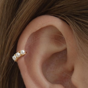 Pearl Cartilage Hoops - Huggie Hoop Earring - Bold Hoop - Minimalist earring - Hoop Earring -  Huggie hoop - Gold hoop - Silver hoop - Hoop