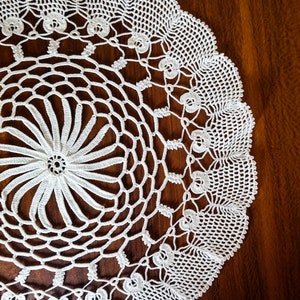 SET OF 6 / Hand crochet round doilies, approx 9.5" round wedding centerpieces, floral round table doilies coasters for home decor Unused