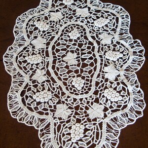 Handgehäkelter Tischläufer: Vintage Weintrauben Muster, Beige Baumwolle