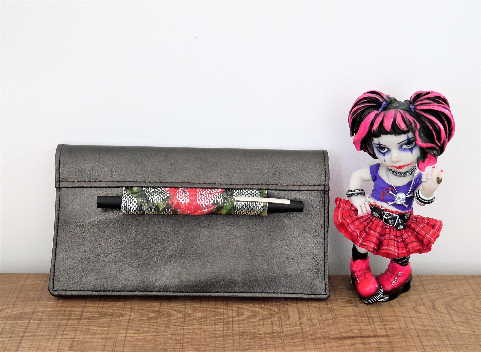 Checkbook holder with integrated pen holder in imitation Etsy