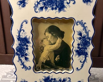 Vintage Blue and White Floral Scalloped Resin/Lucite Picture Frame