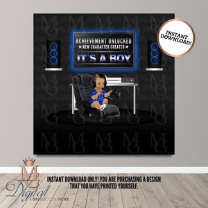 Può includere: Un annuncio di baby shower nero e blu con un bambino di cartone animato seduto su una sedia da gioco con cuffie. L'annuncio recita "Obiettivo sbloccato - Nuovo personaggio creato - È un maschio!"