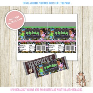 以下が含まれることがあります： キャンディーバーラッパーの印刷可能なデジタルデザイン。ラッパーは、グラフィティスタイルの背景に「Fresa Prince or Princess?」というテキストと、青と緑の服を着た子供の漫画のイラストが描かれています。ラッパーはハーシーのチョコレートバー用に設計されています。