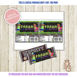 以下が含まれることがあります： グラフィティの背景と「フレッシュ・プリンス・オア・プリンセス？」というテキストが黒と緑で書かれた、印刷可能なハーシーチョコレートバーのラッパー。ラッパーには、90年代スタイルの服装をした若い男の子と女の子の漫画のイラストが描かれています。