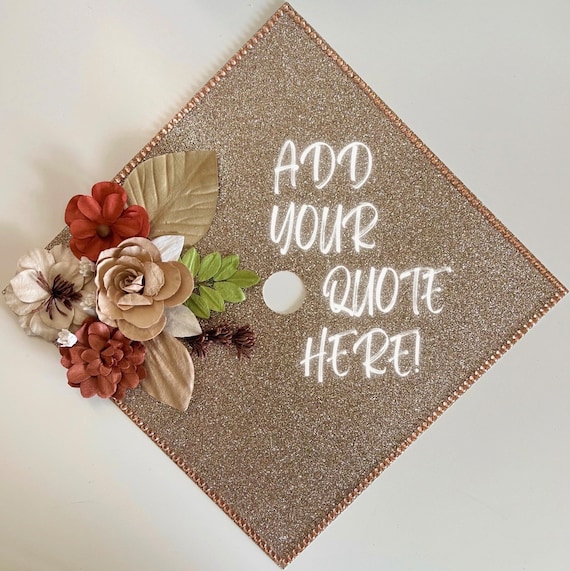 Cappuccio Per La Graduazione Con Nappa E Diploma Di Laurea. Cartongesso
