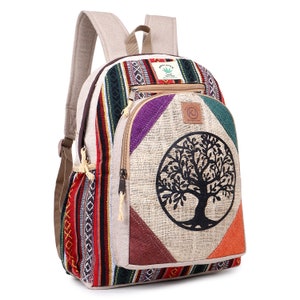 Könnte beinhalten: Ein farbenfroher Rucksack mit einem Lebensbaum-Design. Die Tasche hat ein Patchwork-Design mit verschiedenen Farben und Mustern, darunter Rot, Grün, Lila und Orange. Sie hat verstellbare Träger, eine Vordertasche und einen oberen Griff. Auf der Tasche steht der Text "Himalayan Tree".