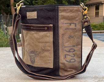 Bolso bandolera militar tipo tienda de campaña, reciclado y reutilizado: ecológico, duradero, de cuero auténtico y herrajes de latón.