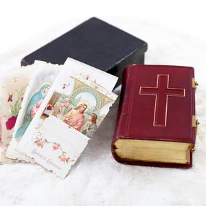 Paroissien romain de 1892 à l'usage du diocèse d'Evreux, livre de prières rouge antique avec 7 cartes souvenir