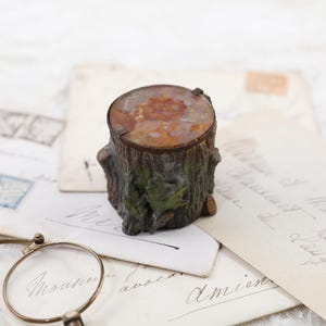 Tintenfass in Form eines Baumstammes schwer sammelbar Metall-Tintenfass Original-Keramik-Topf im Deckel ist rostig und hat ein Glas-Top mit der Markierung MK
