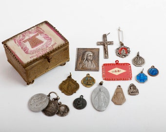 Small souvenir box of the pilgrimage of the Seamless Robe of Jesus 1933, containing many religious Pendants.