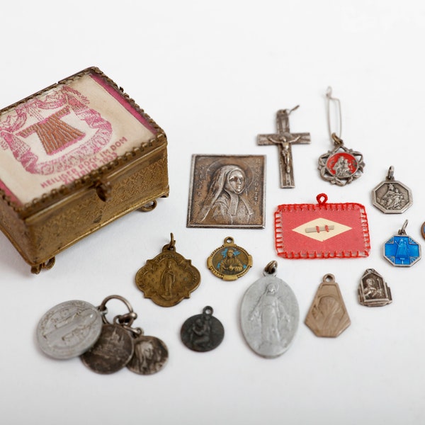 Small souvenir box of the pilgrimage of the Seamless Robe of Jesus 1933, containing many religious Pendants.