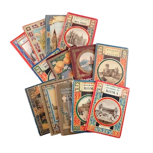 Puede incluir: Una colección de libros de recuerdos de viaje vintage con cubiertas coloridas. Los libros presentan ilustraciones de monumentos y nombres de ciudades como Milán y Roma. Las cubiertas tienen bordes ornamentados y están dispuestas en forma de abanico.