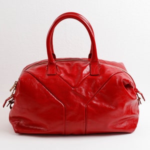 Yves Saint Laurent, Bolso de mano de piel de charol rojo, Easy Y Leather Satchel, Letra Y cosida en la parte delantera y trasera, número de serie