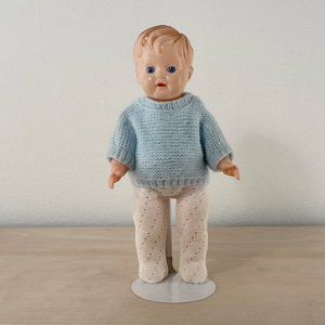 Bambola Kader Boy vintage: bambola di plastica degli anni &#39;50 con maglione fatto a mano