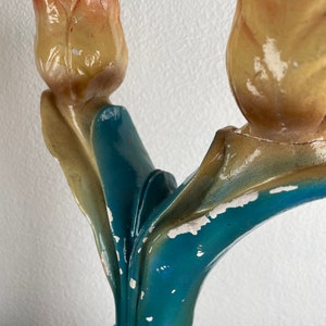 Peut inclure: Un bougeoir en c&eacute;ramique vintage bleu sarcelle avec deux coupelles &agrave; bougies en forme de tulipe. Les coupelles &agrave; bougies sont peintes dans des tons de jaune, orange et rouge.