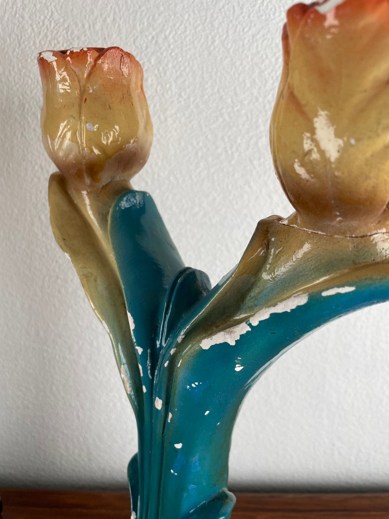 Peut inclure: Un bougeoir en c&eacute;ramique vintage bleu sarcelle avec deux coupelles &agrave; bougies en forme de tulipe. Les coupelles &agrave; bougies sont peintes dans des tons de jaune, orange et rouge.