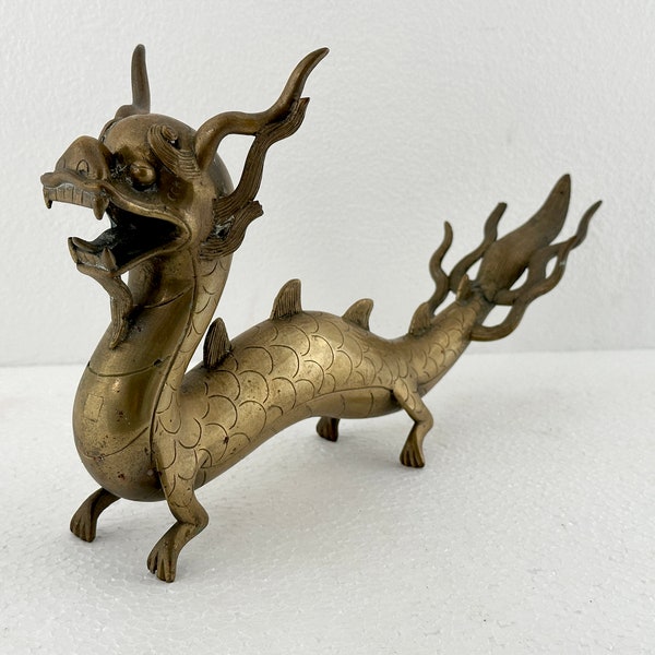 Estatua de dragón de bronce, figurilla, dragón chino, animal místico, boca abierta con dientes y lengua a la vista, tiene algunos daños.