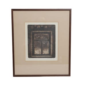 Peut inclure: Une impression encadrée représentant une gravure sombre et mélancolique d'une fenêtre à quatre carreaux. L'œuvre est placée dans un passe-partout beige clair et un cadre en bois brun foncé. L'image montre une fenêtre avec des reflets blancs.