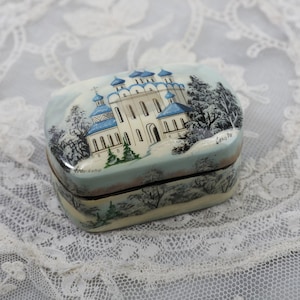 Fedoskino Lacquer Box, fine miniature painting of a winter scene, inside the lid and bottom signed and stamp on the bottom, slightly damaged