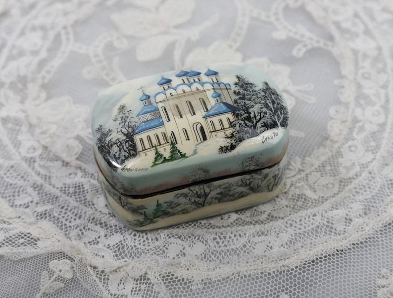 Fedoskino Lacquer Box, fine miniature painting of a winter scene, inside the lid and bottom signed and stamp on the bottom, slightly damaged