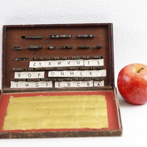 Vintage Letterpress Letters: Printer&#39;s Metal Type in Box