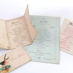 Antike französische 1800er Menükarten-Einladungen, 2 gedruckte französische Menükarten und 1 handgeschriebenes Menü, Hochzeitseinladungsmenü, 3 Menükarten 1 beschädigt